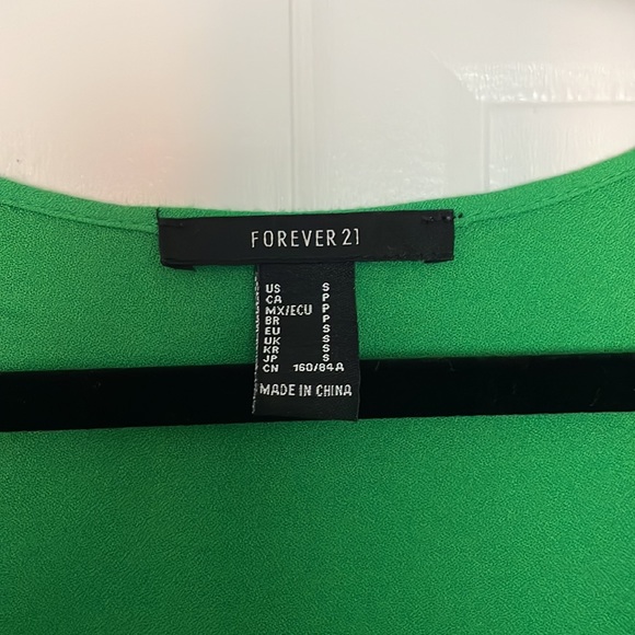 ✨3/$20 FOREVER21 Green Front-Tie Crop Top - Picture 3 of 3